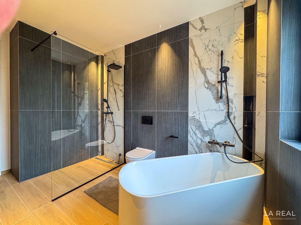 10xh5ir8rx-4032x3024__695b82e0288bf