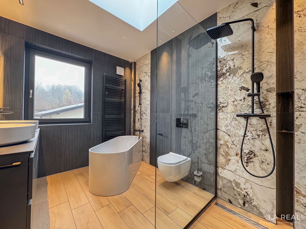 16pzf8mycy-4032x302469b661b8da850__69b953cdd7a77