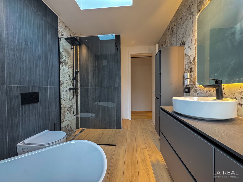 18v5rywv7s-4032x302469b661baaf601__69b953cf75058