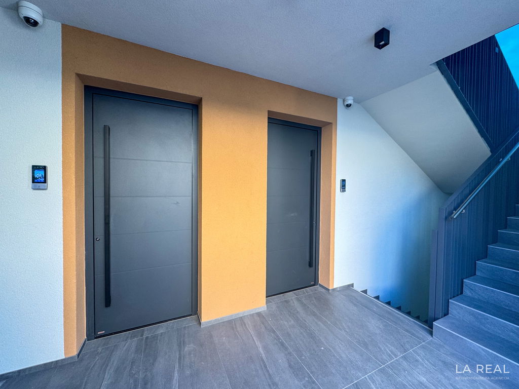 24-1uq1wvhl4-4032x3024__6992ce04c75df