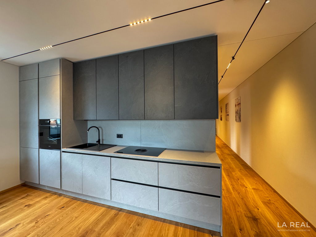 8dfmhrl46-4032x3024__695b82de20a02