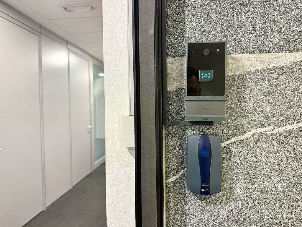 e1-12pq90tlg9-1900x1425__69b40a37ea985