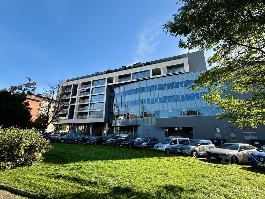 e1-1empsqsy0-1900x1425__69b40a2d9b5b3