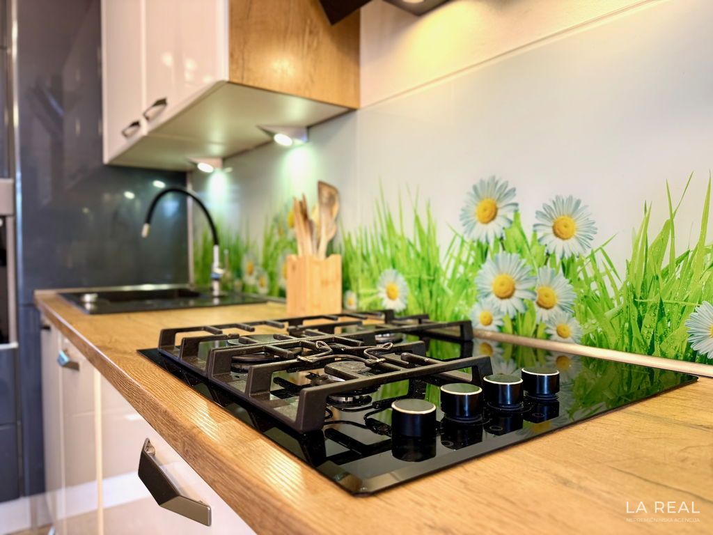 e1-22__zKX1qjAb-1900x1425