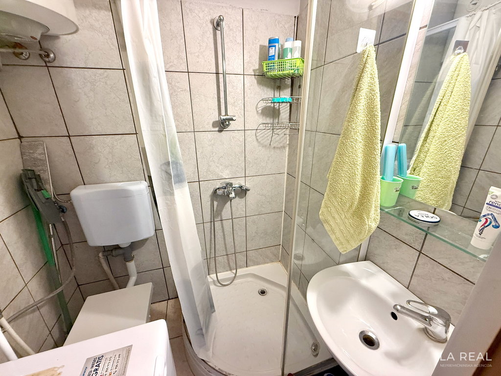 e1-27__PP28Y7HW-1900x1425