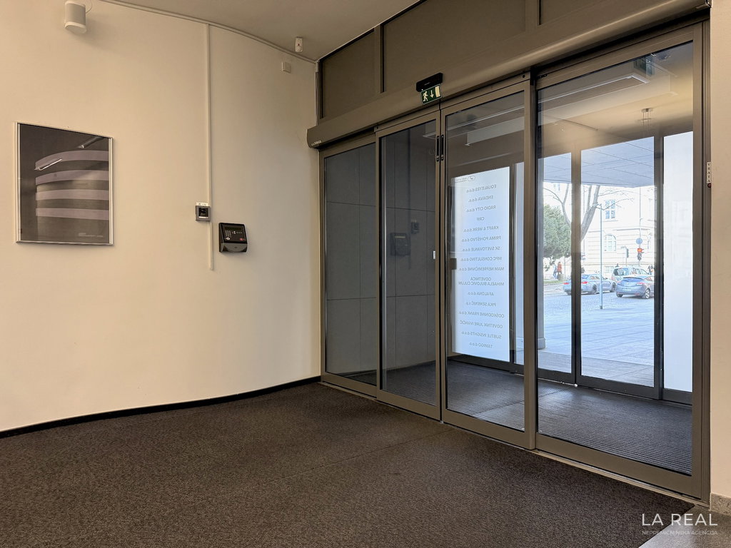 e1-5__2JruHypC-1900x1425